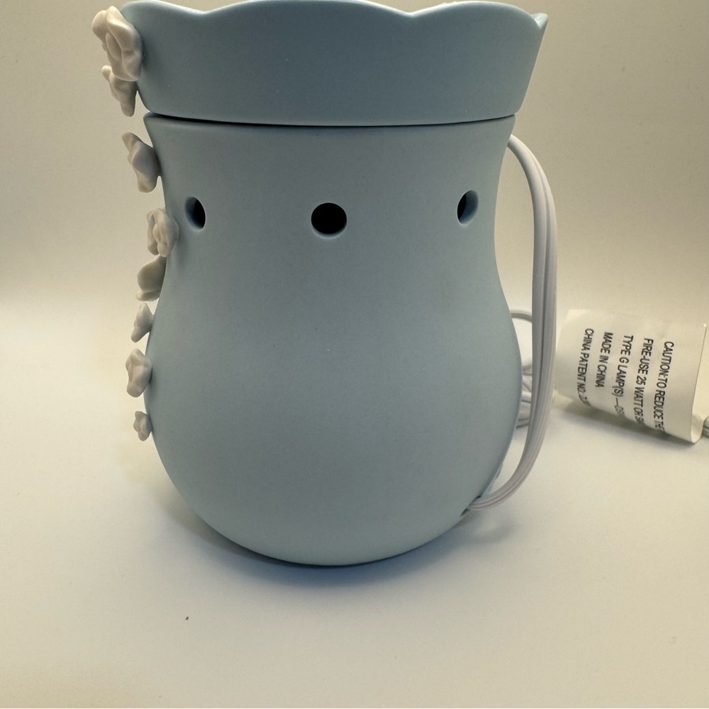 Scentsy Baby’s Breath Blue Wax Warmer Retired Full Size w/ Box - Picture 6 of 16